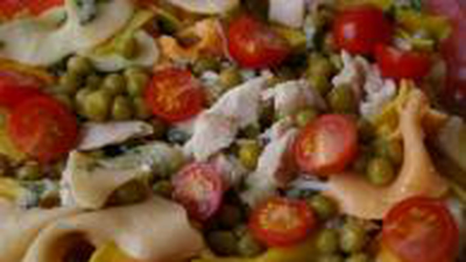 Salade de pâtes au poulet, petits pois et tomates