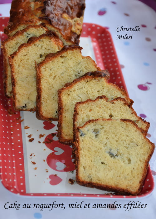 Cake au roquefort, miel et amandes effilées