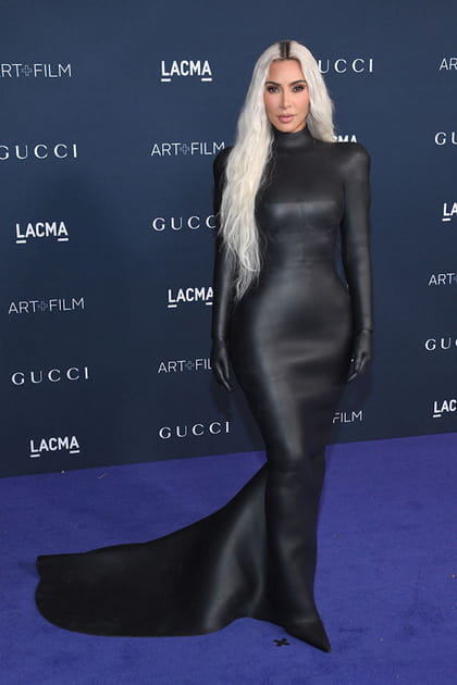 Kim Kardashian en robe noire moulante Balenciaga