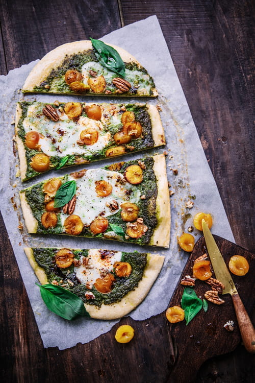 Pizza aux Mirabelles de Lorraine, pesto vert, burrata, basilic et vinaigre balsamique