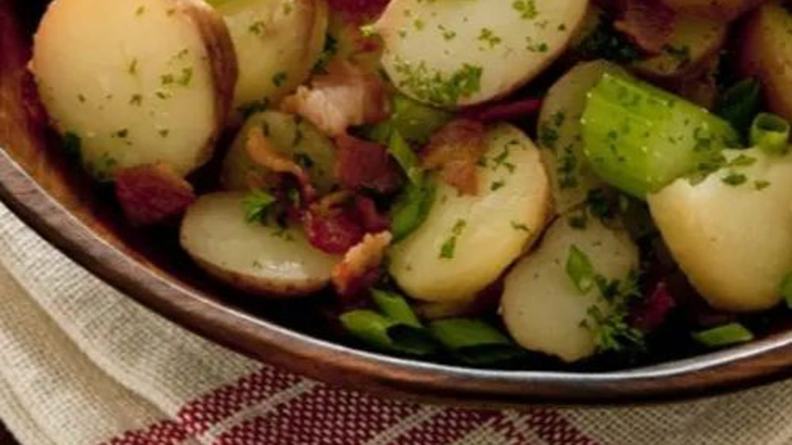 Salade de pommes de terre, lardons et cornichons francais