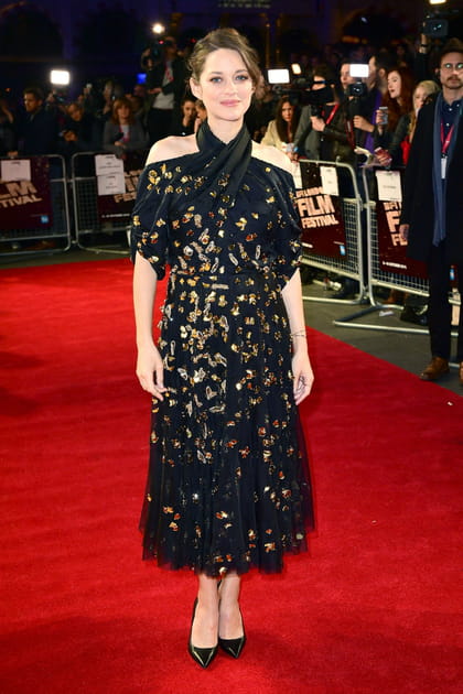 Marion Cotillard en robe noire &agrave; imprim&eacute;s dor&eacute;s et encolure am&eacute;ricaine