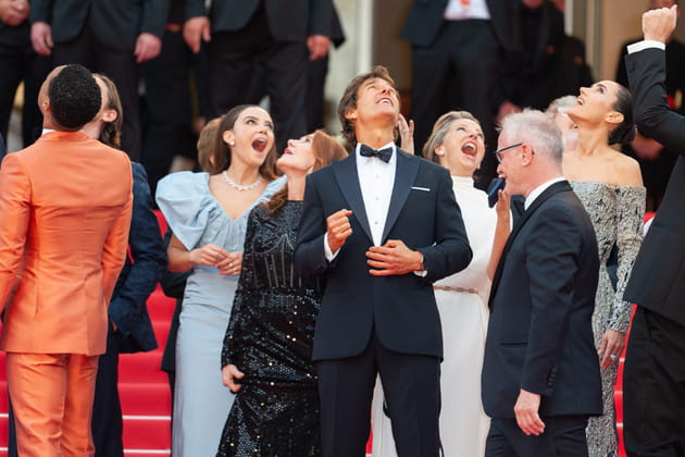 L'&eacute;quipe de Top Gun&nbsp;: Maverick, &eacute;merveill&eacute;e lorsque la patrouille de France survole le Festival de Cannes, le 18&nbsp;mai &agrave; l'avant-premi&egrave;re du film