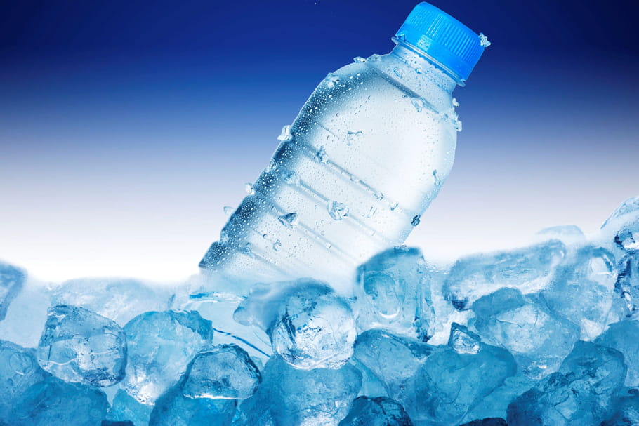 Comment rafraîchir une bouteille rapidement ?