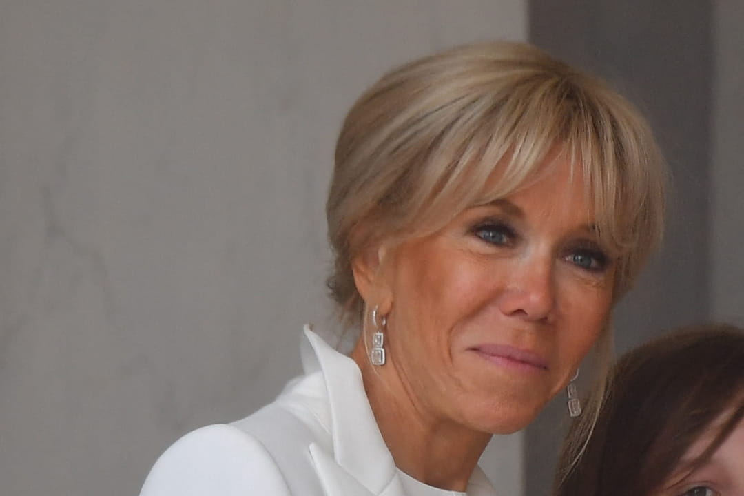 Le chignon et la frange rideau de Brigitte Macron