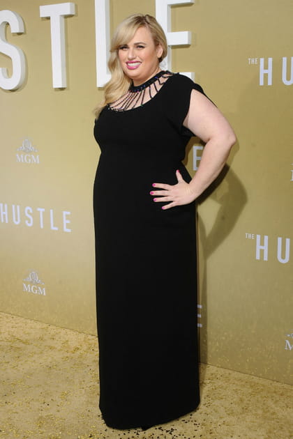 Rebel Wilson en robe noire &agrave; d&eacute;coupes Christopher Kane