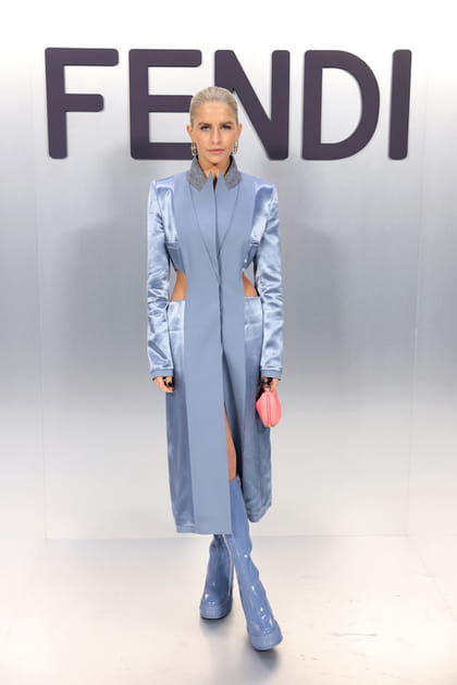 Caroline&nbsp;​​​​​​​Daur robe satin&eacute;e structur&eacute;e &agrave; fente et bottes de pluie brillantes&nbsp;au d&eacute;fil&eacute; Fendi