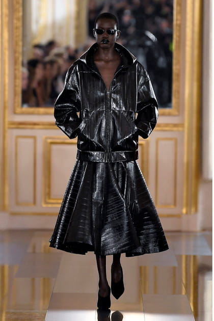 Veste en cuir oversize et jupe noire patineuse aperçues sur le défilé Valentino