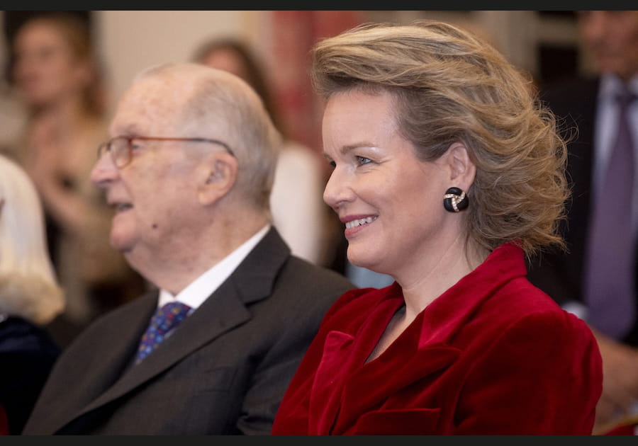 Les cheveux en arri&egrave;re de Mathilde de Belgique