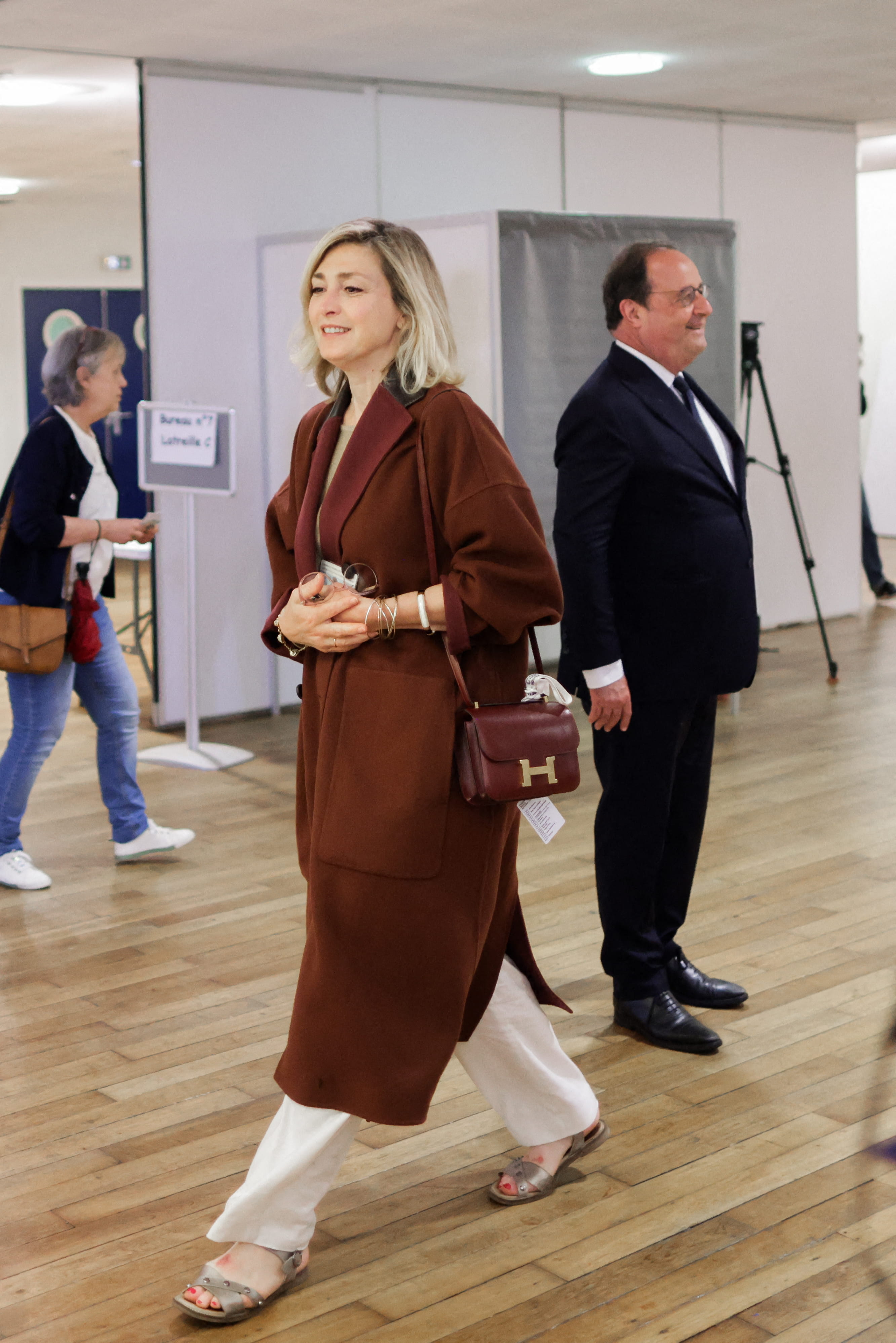 Julie Gayet attaquée pour son sac Hermès : combien vaut-il Julie Gayet attaquée pour son sac Hermès : combien vaut-il