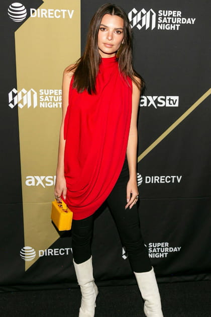 FLOP : Emily Ratajkowski top rouge et bottes blanches