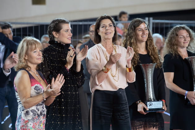 Caroline de Monaco et sa fille Charlotte remettent un prix équestre en juin 2018