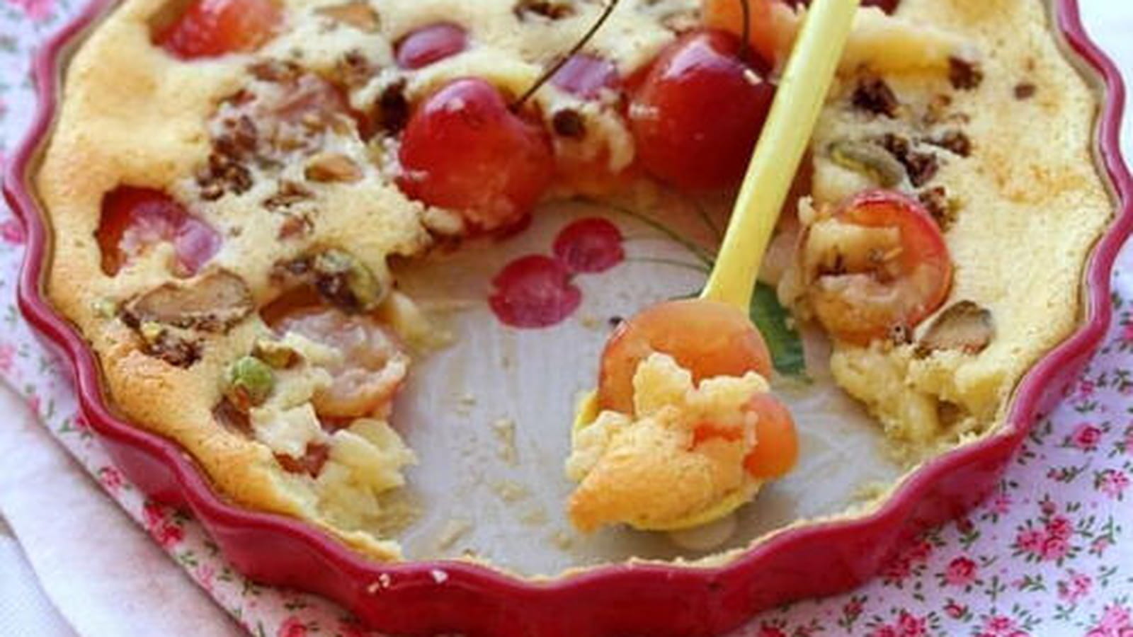 Clafoutis cerises blanches, mascarpone et pistaches torréfiées