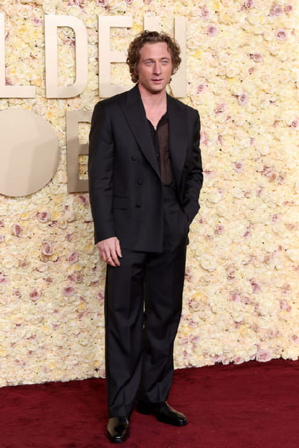 Jeremy Allen White en smoking noir et chemise transparente Calvin Klein