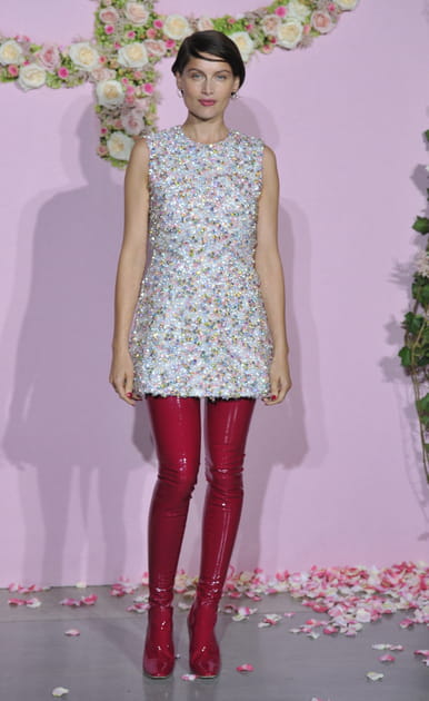 Laetitia Casta en petite robe paillet&eacute;e&nbsp;et cuissardes roses en vinyle