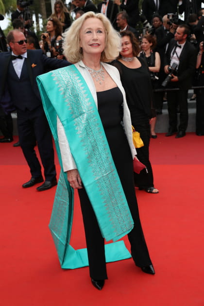 Brigitte Fossey en combinaison noire avec une étole bleu turquoise