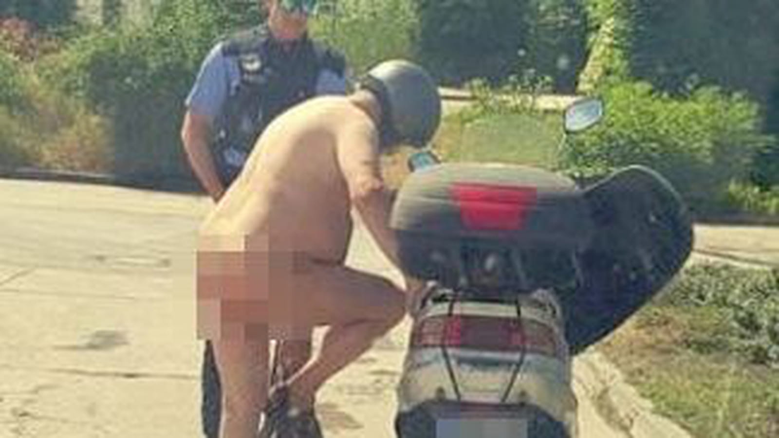 Nu en scooter, à cause de la chaleur
