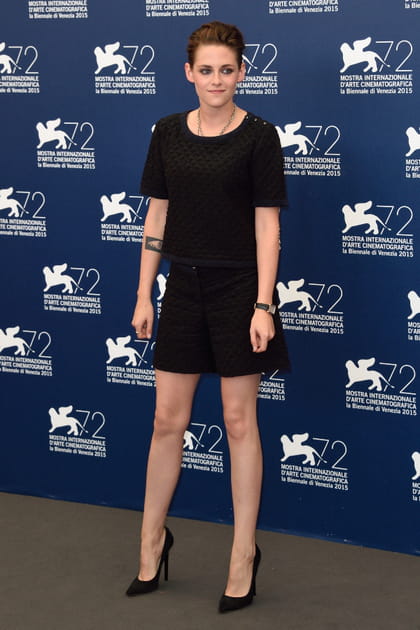 Kristen Stewart en ensemble noir matelass&eacute; Chanel