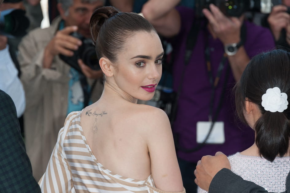 La phrase tatou&eacute;e dans le dos de Lily Collins