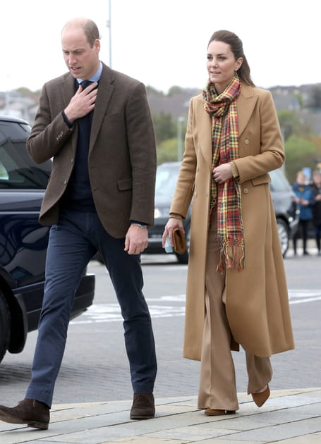 Kate Middleton en total look nude et &eacute;charpe motif tartan