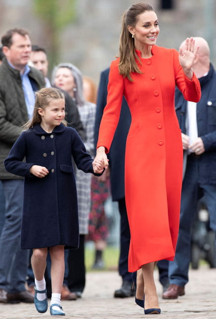 Kate Middleton en manteau rouge flamboyant Eponine London