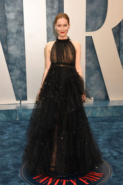 Leslie Mann en robe transparente en tulle à sequins Oscar de la Renta