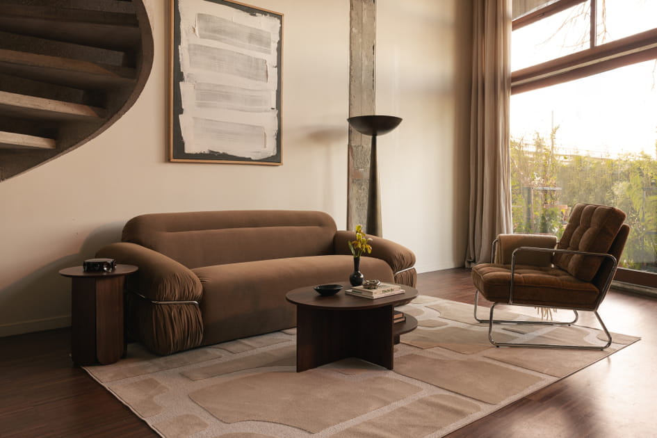 Courbes sculpturales et confort absolu font la paire avec ce canap&eacute; en velours