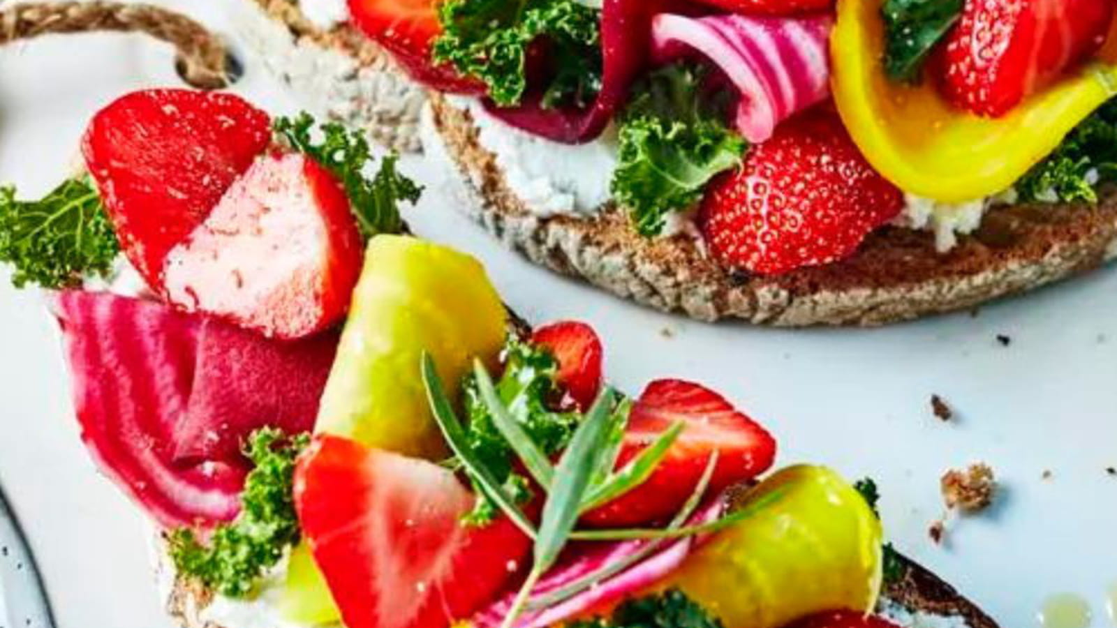 Tartines de fraises Gariguettes au chèvre frais, chou kale et betteraves