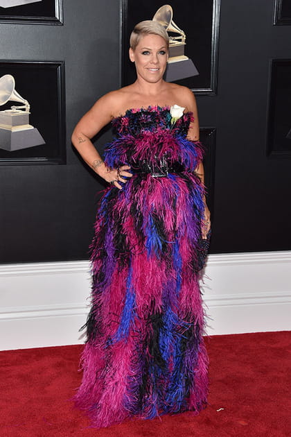 Pink en robe à plumes