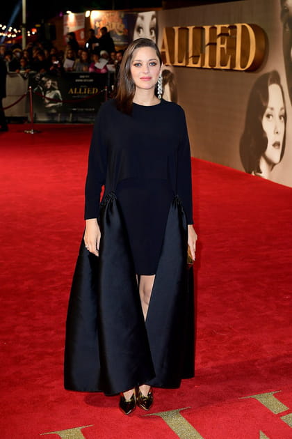 Une robe &agrave; manches longues pour Marion Cotillard