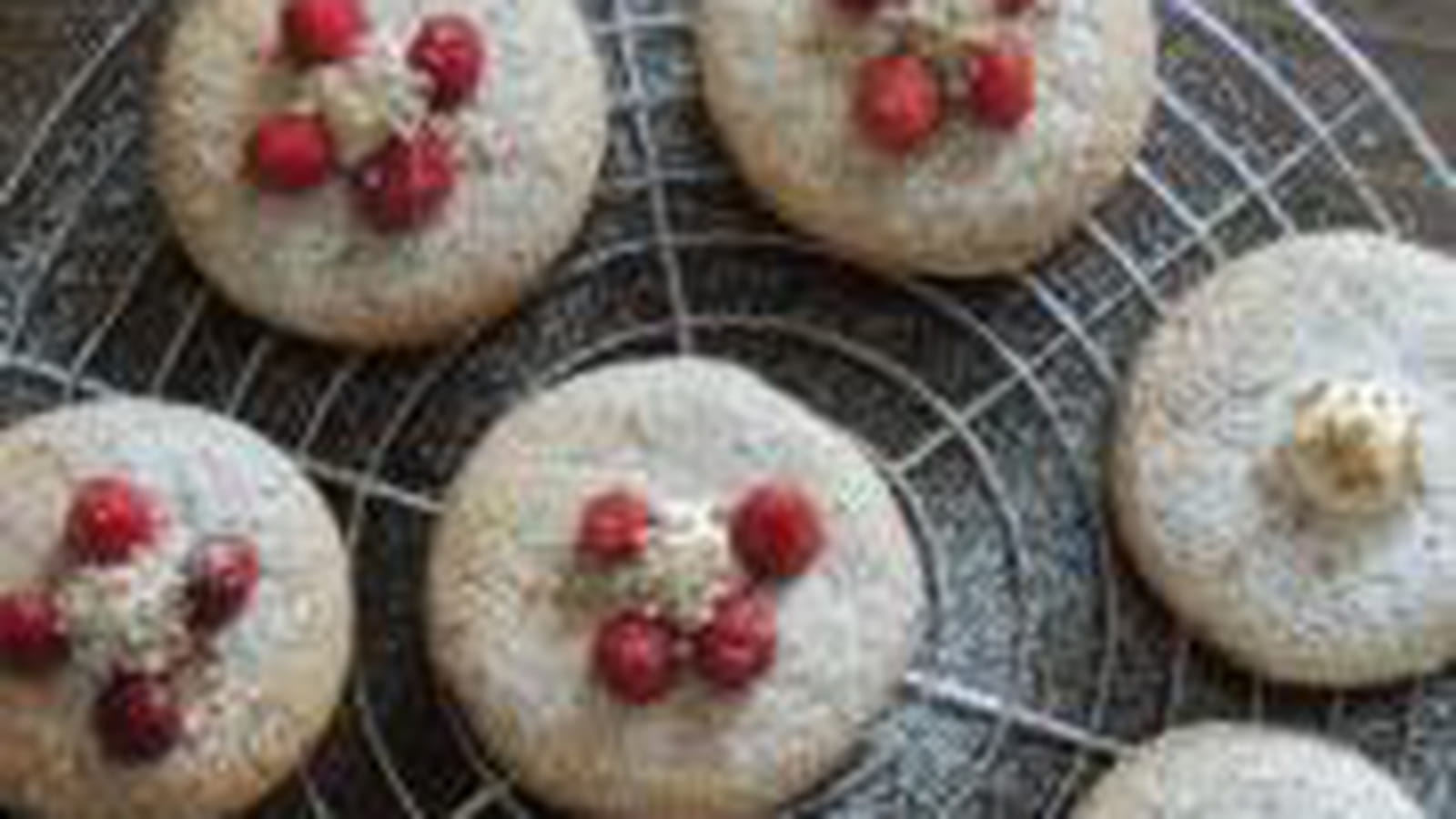 Macarons à l'ancienne : crème mascarpone vanille et coeur à la compotée de framboises