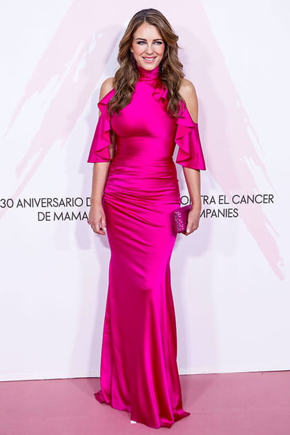 Elizabeth Hurley en longue robe rose satinée