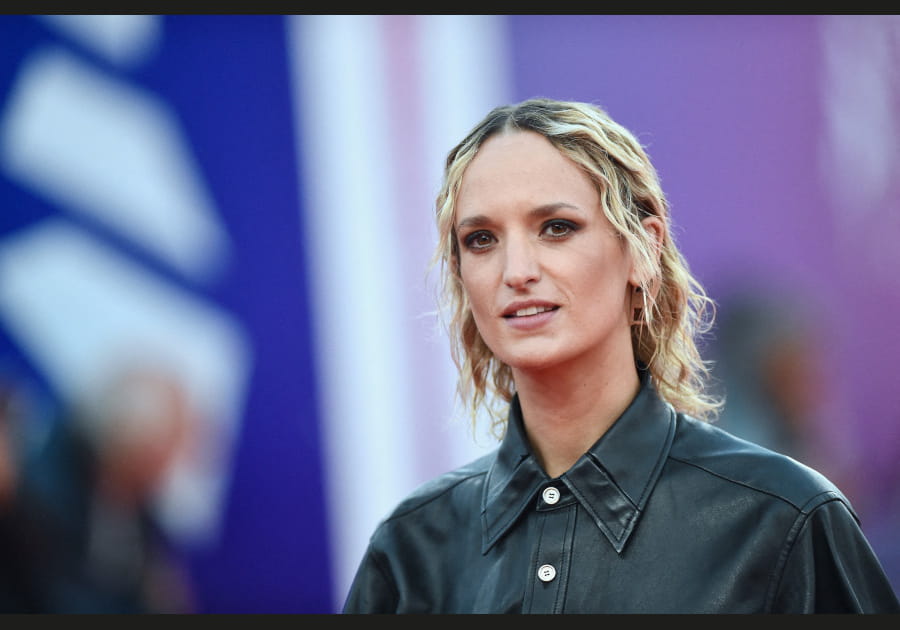 Les cheveux gaufr&eacute;s d'Agathe Rousselle