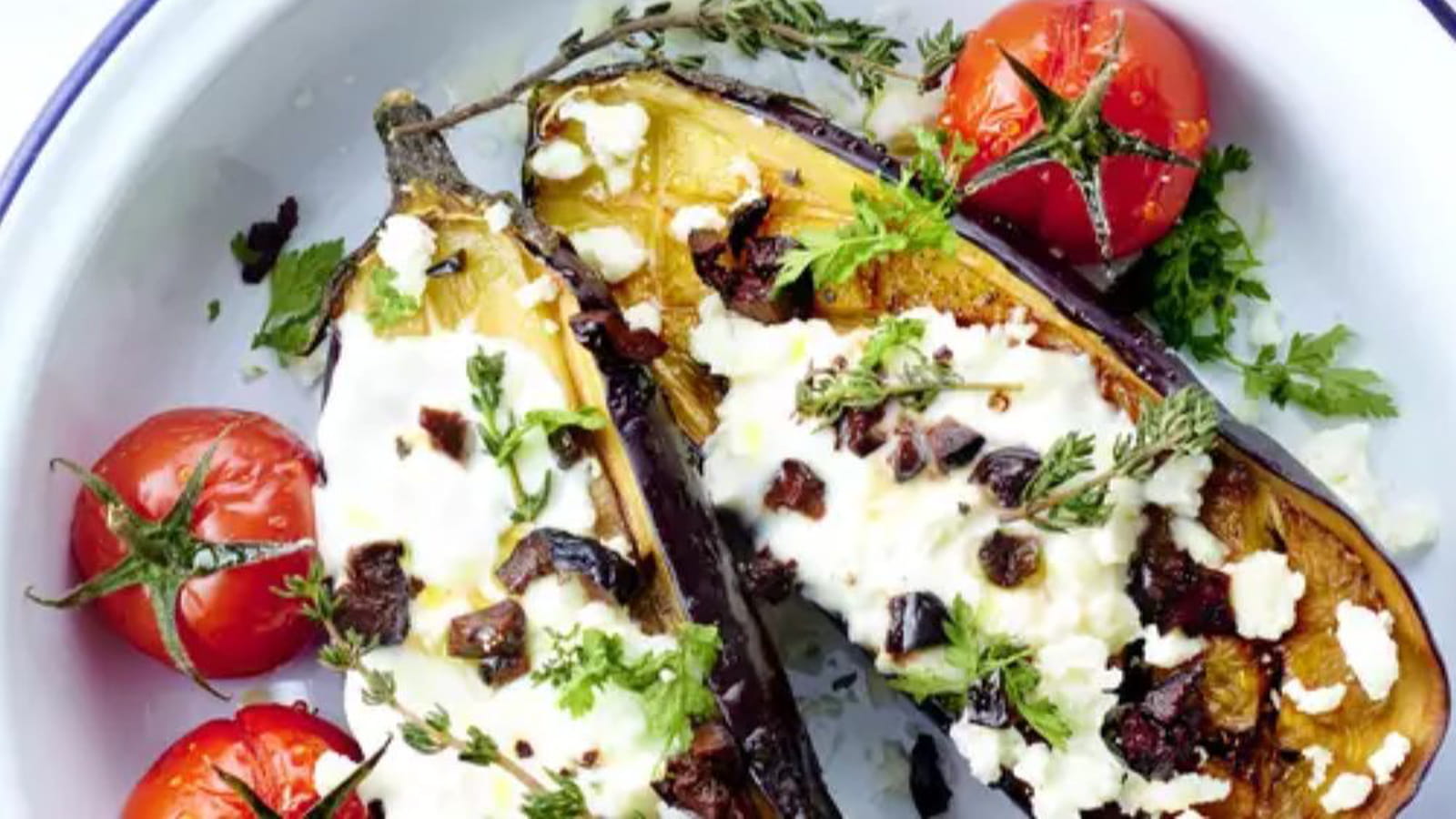 Aubergines rôties aux olives noires, yaourt grec et féta
