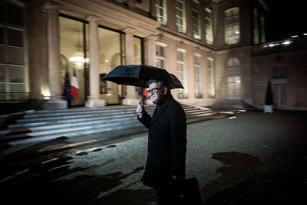 Jean Luc M&eacute;lenchon sous son parapluie devant l'Elys&eacute;e