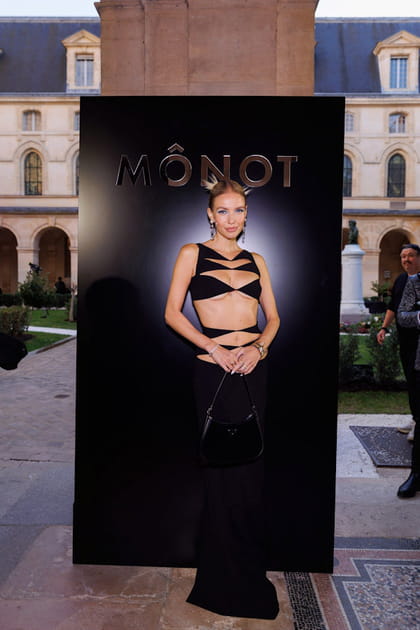 Leonie Hanne au d&eacute;fil&eacute; M&ocirc;not