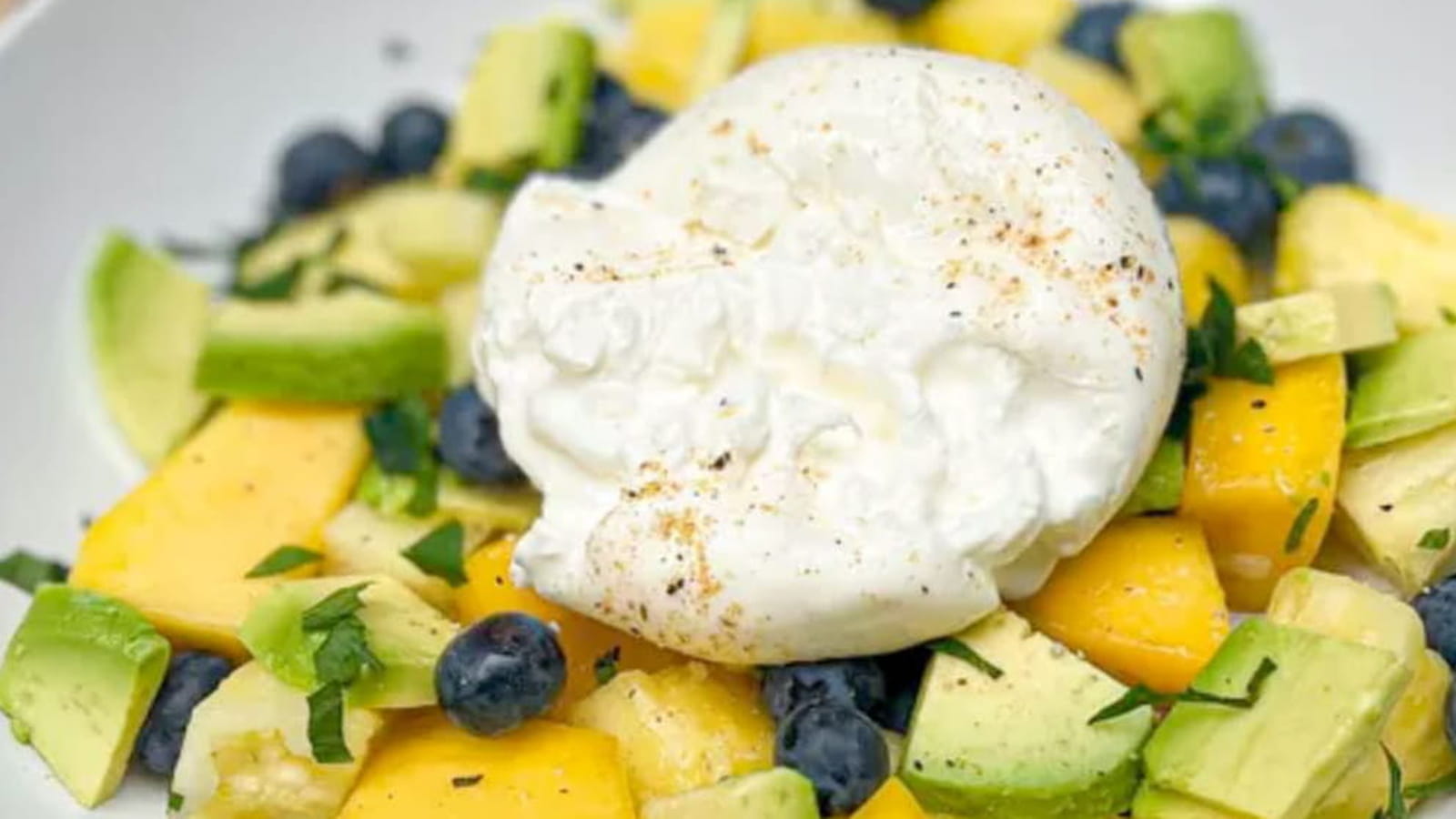 Salade de fruits à la burrata et coriandre