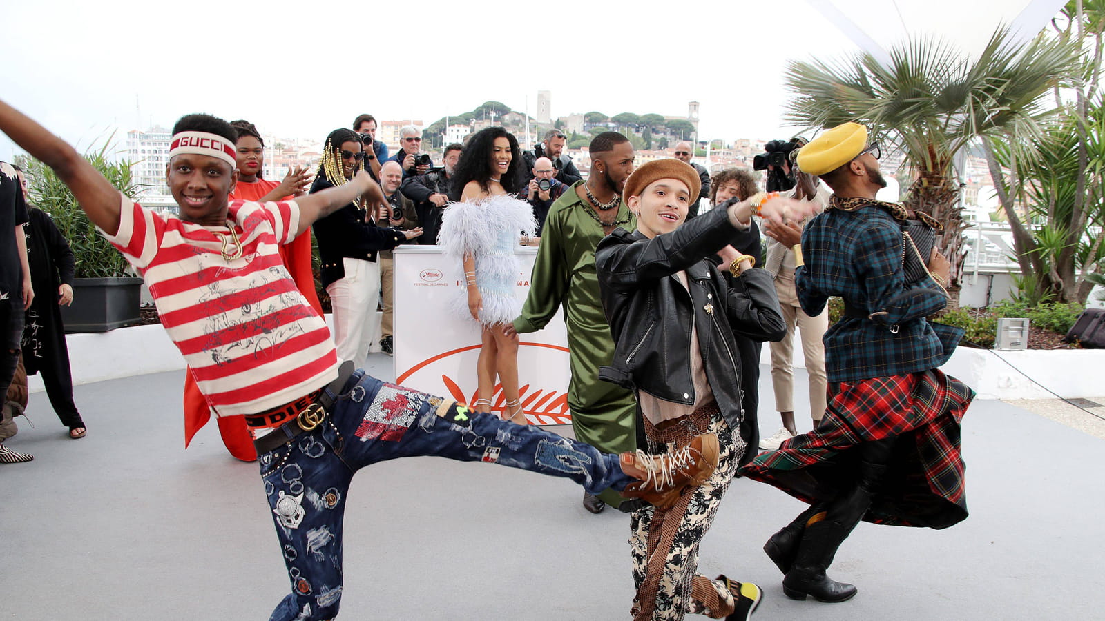 Jari Jones, Leyna Bloom, Danielle Lessovitz et des danseurs
