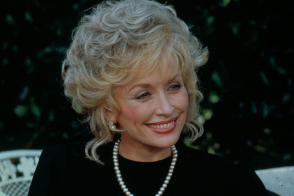 La coiffure distingu&eacute;e de Dolly Parton
