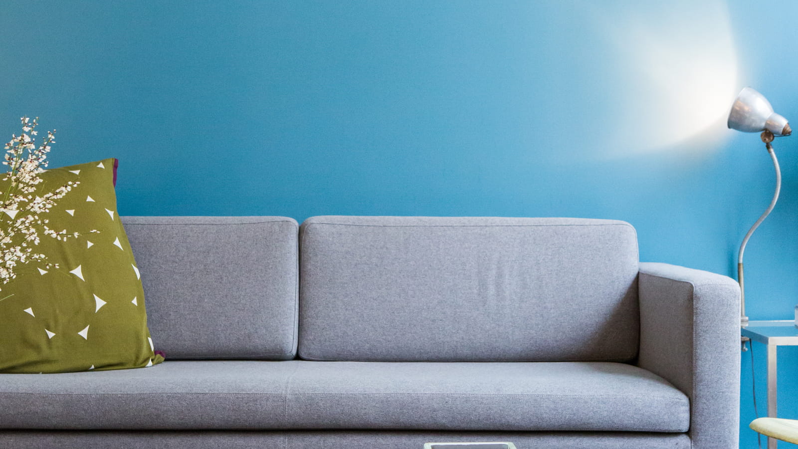 Salon au mur bleu