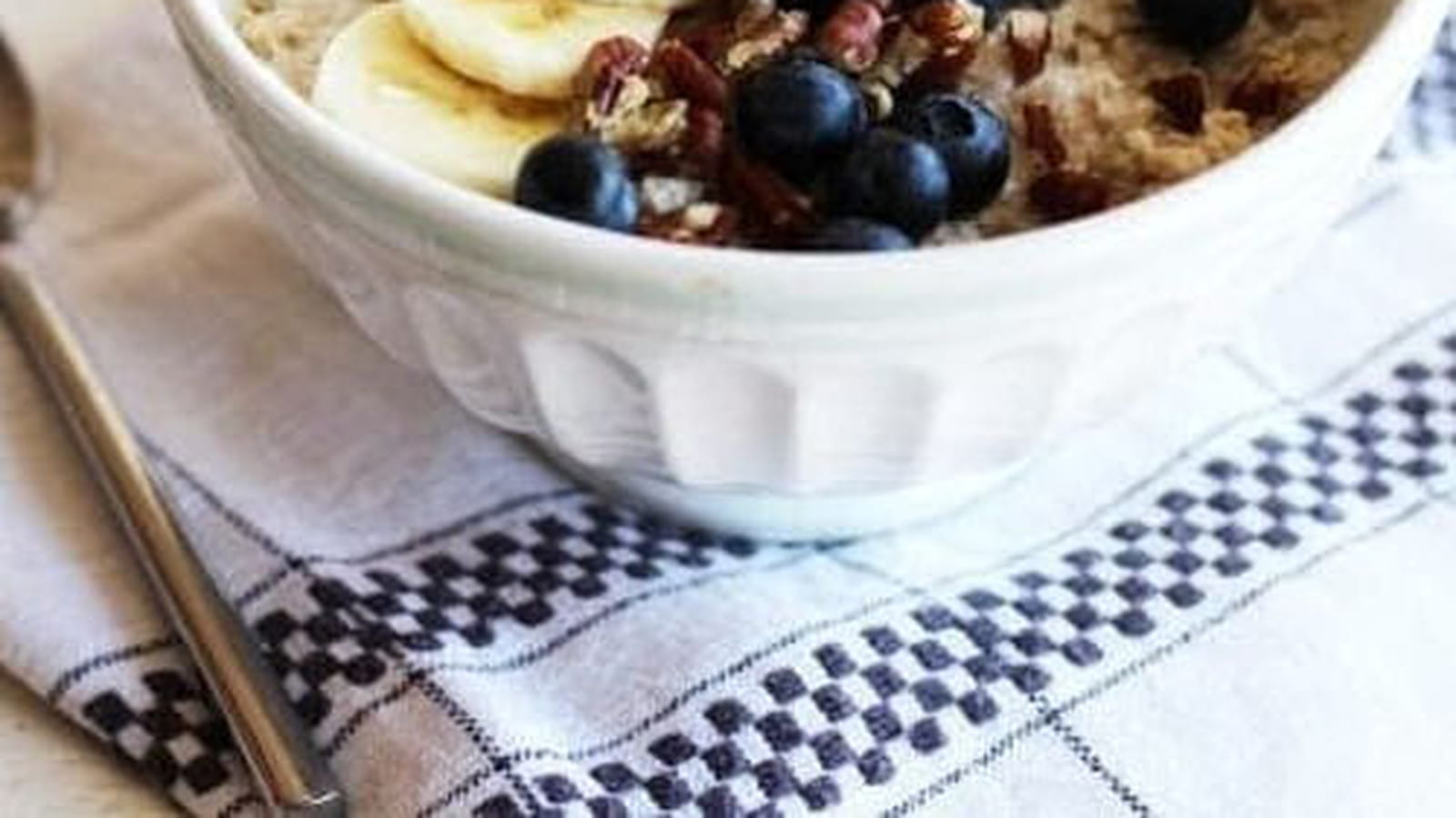 Porridge au lait de coco, banane, myrtille et noix de pécan