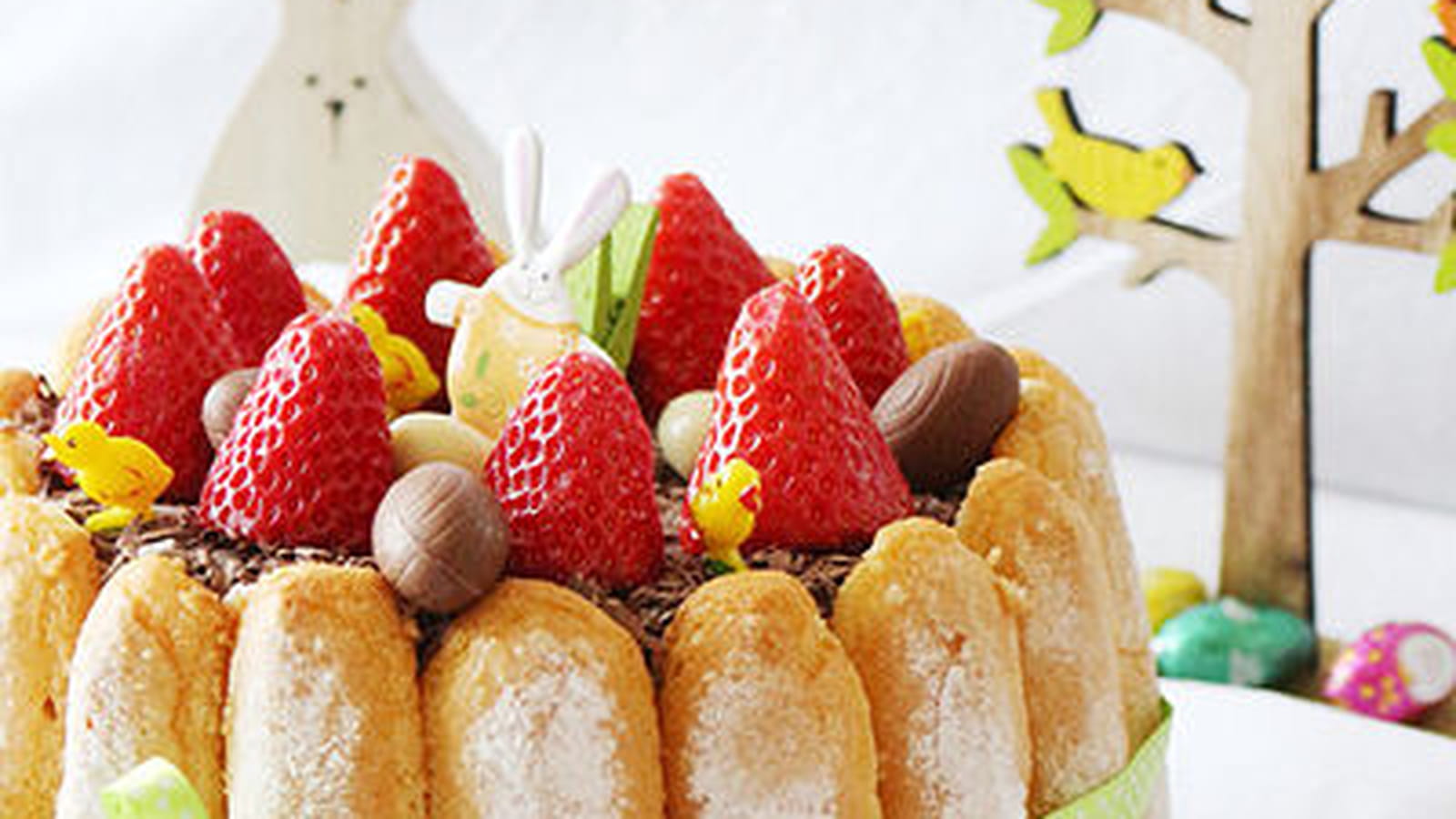 Charlotte printanière aux fraises et chocolat blanc amande