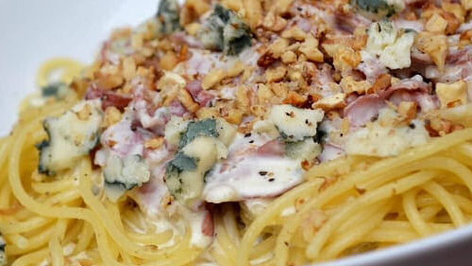 Spaghetti sauce Roquefort, noix et pancetta grillée