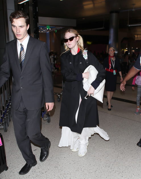 Elle Fanning ne voyage pas sans son oreiller (et copie sa soeur)