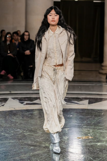 Veste, chemise et pantalon en satin ivoire aper&ccedil;us sur le d&eacute;fil&eacute; Cucculelli Shaheen