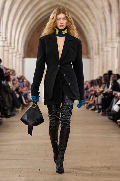 Veste noire et cuissardes en cuir aper&ccedil;ues sur le d&eacute;fil&eacute; Lanvin