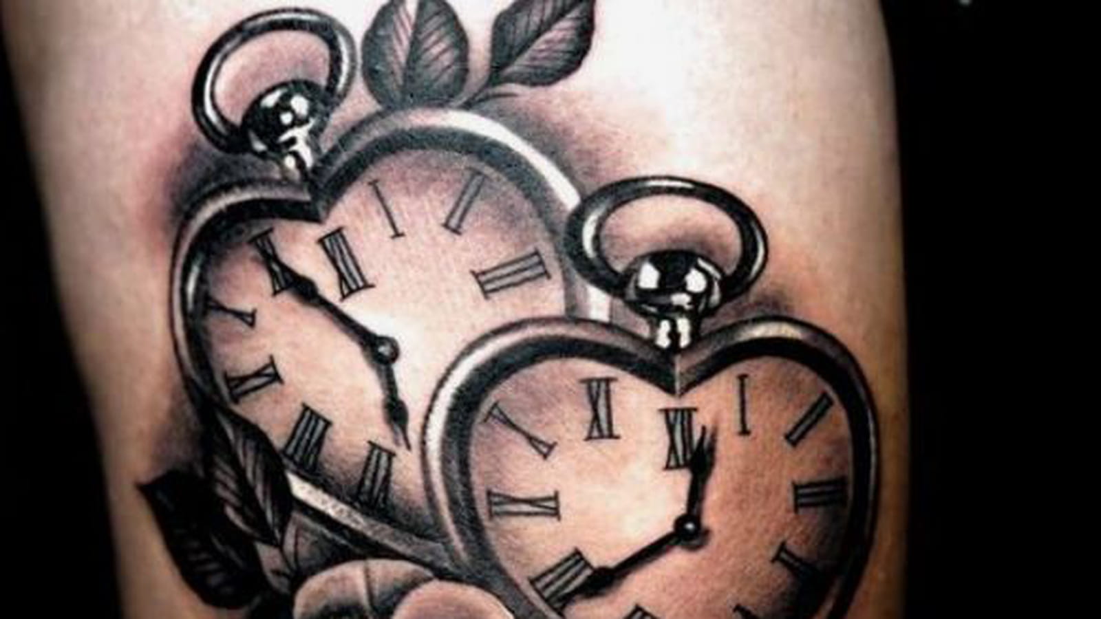 Horloges en forme de coeur sur la cuisse
