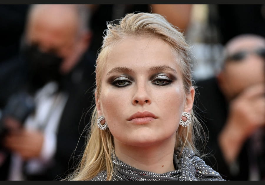 Le maquillage argent&eacute; de Camille Razat