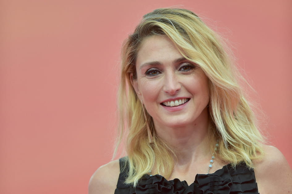 Le carr&eacute; long ondul&eacute; de Julie Gayet