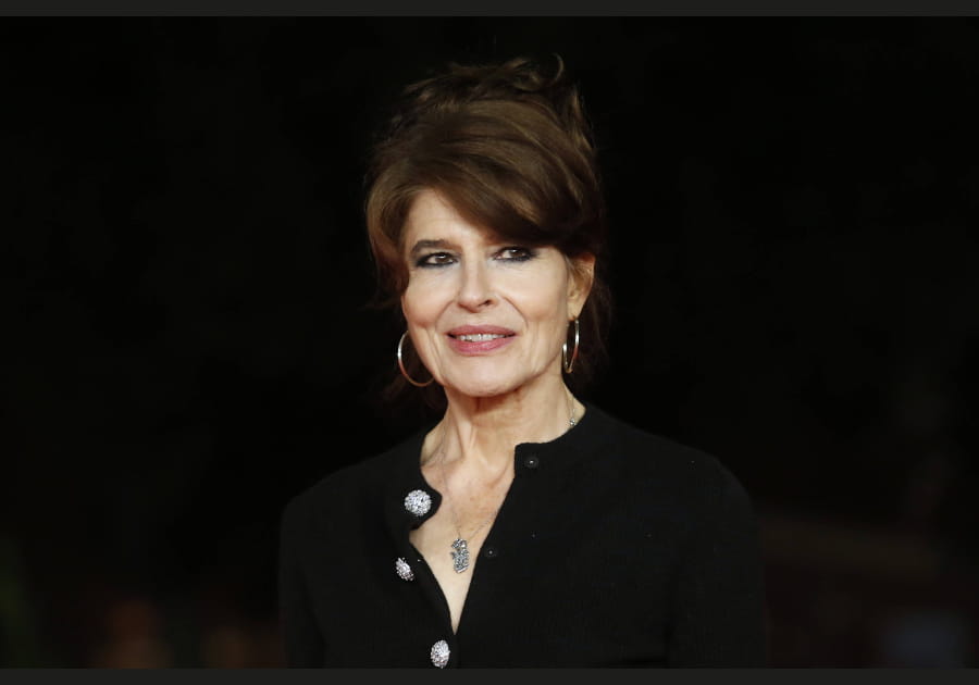 Fanny Ardant, &eacute;nigmatique avec son chignon flou